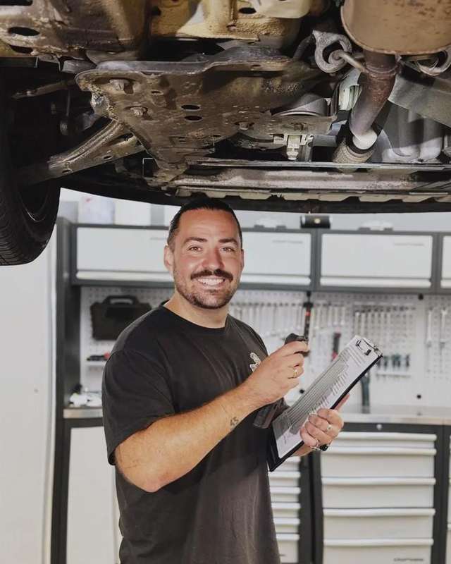 Kfz-Sachverständiger Joel Kowalczyk in der Werkstatt